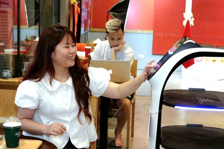 Robot pha đồ, bưng bê tại quán cà phê ở Hà Nội
