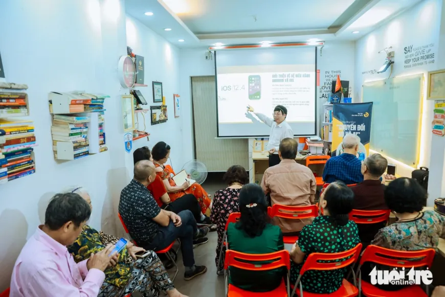 Thầy giáo mở lớp học AI và chuyển đổi số miễn phí cho người cao tuổi