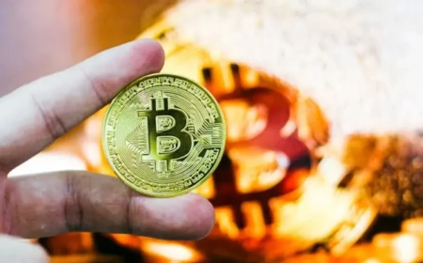 Giá Bitcoin hôm nay 23.12.2025: BTC giảm khi vàng và cổ phiếu đều tăng